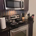 Beautiful 2Bd/1Ba- Pool, Gym, Wifi. Mins From Beach!