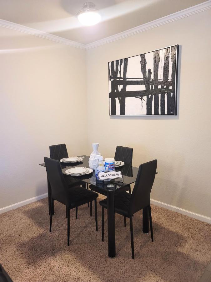 Beautiful 2Bd/1Ba- Pool, Gym, Wifi. Mins From Beach! *