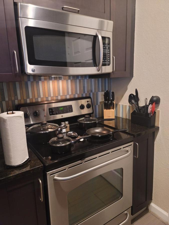 Apartment Beautiful 2Bd/1Ba- Pool, Gym, Wifi. Mins From Beach!