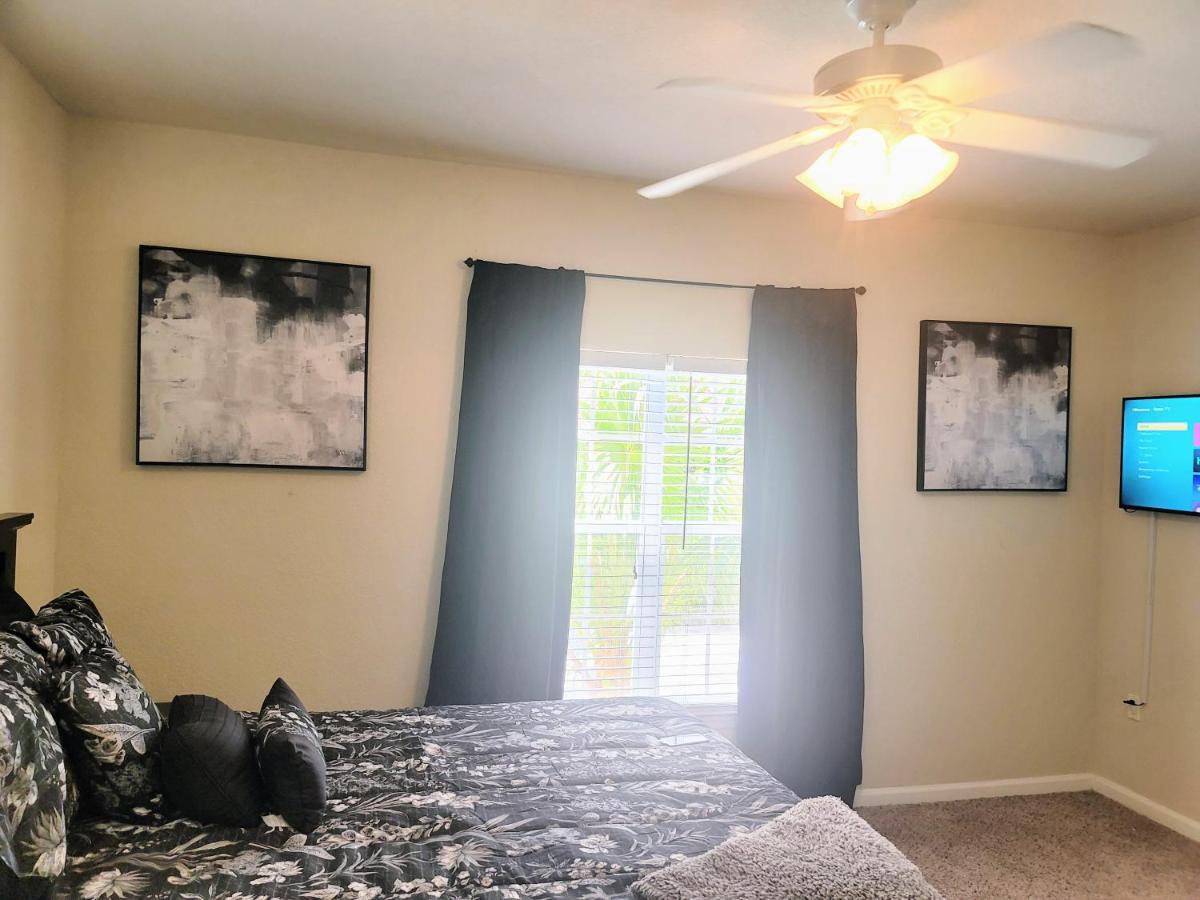 Beautiful 2Bd/1Ba- Pool, Gym, Wifi. Mins From Beach! Apartment