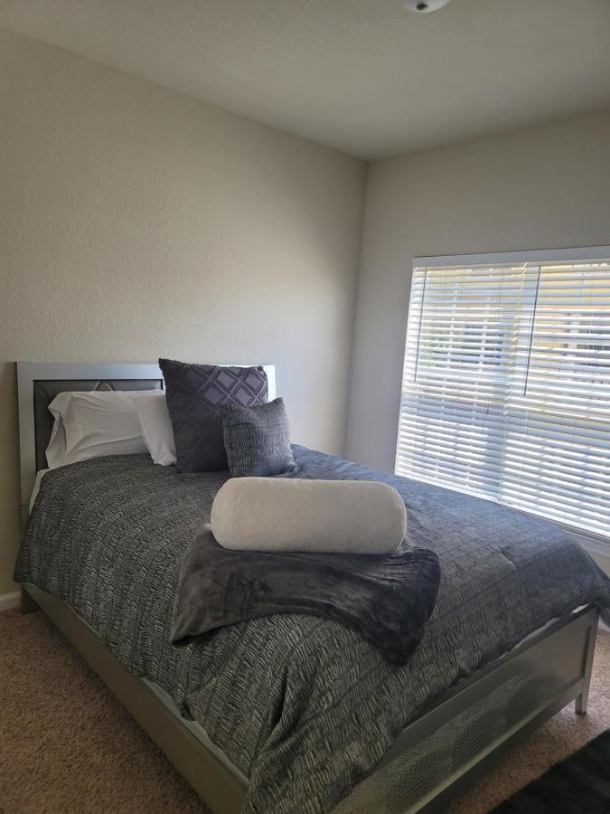 Beautiful 2Bd/1Ba- Pool, Gym, Wifi. Mins From Beach! *