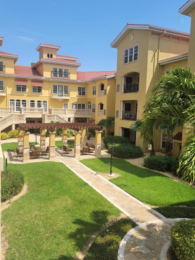 Beautiful 2Bd/1Ba- Pool, Gym, Wifi. Mins From Beach!