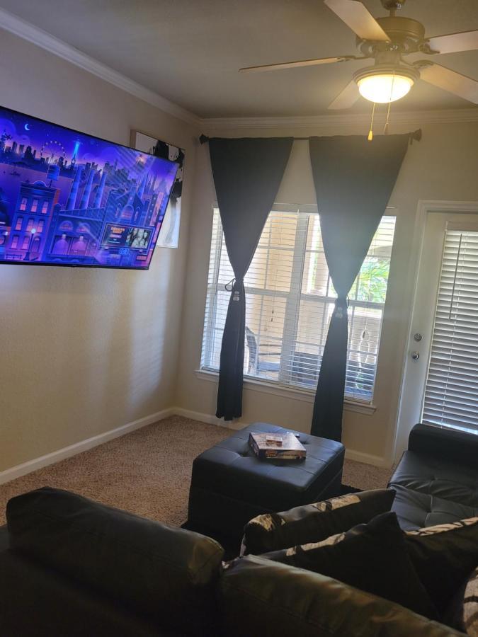 Beautiful 2Bd/1Ba- Pool, Gym, Wifi. Mins From Beach! * Tampa